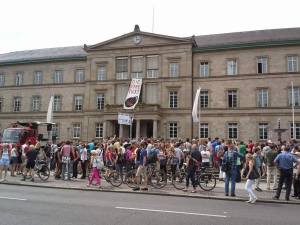 A massa reunida em frente à Neue Aula